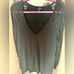 EUC Torrid top with lace accents size 2